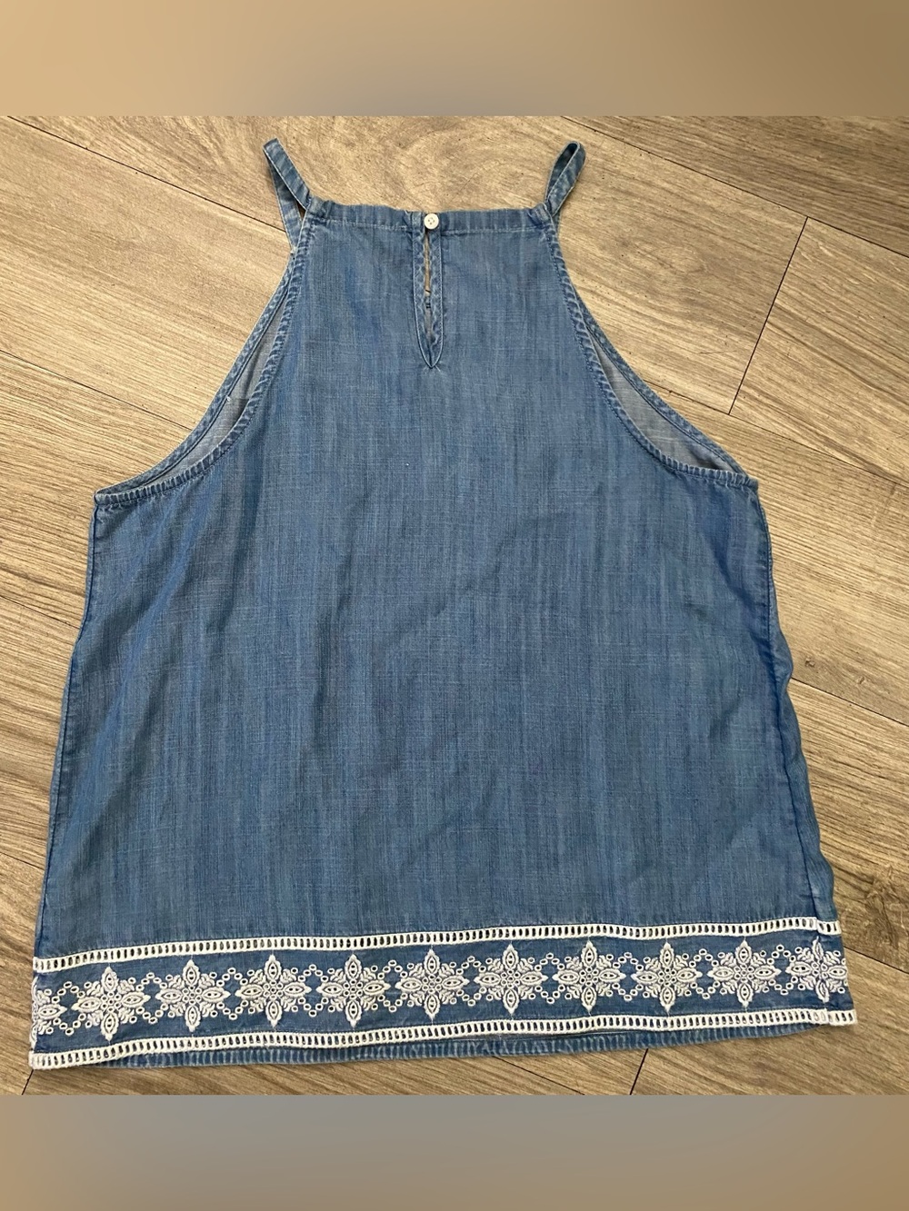 Vineyard Vines Chambray Blue Sleeveless Tank with White Embroidered Hem - Picture 6 of 10